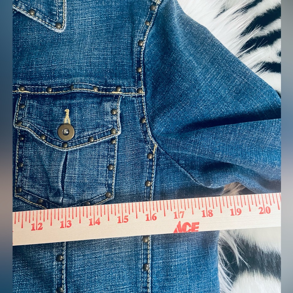 Reba Sz M Blue Denim Womens Jacket with Studs and appliqué design on back - Picture 8 of 11